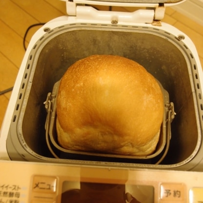 スクエア型が無いので、レシピを参考に、ホームベーカリーで食パンを焼きました
美味しいパンが焼けました
レシピ有難うございます！